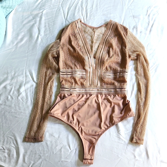 New With No Tags- SEXY Lulu's Tan Lace Bodysuit M - Picture 4 of 8